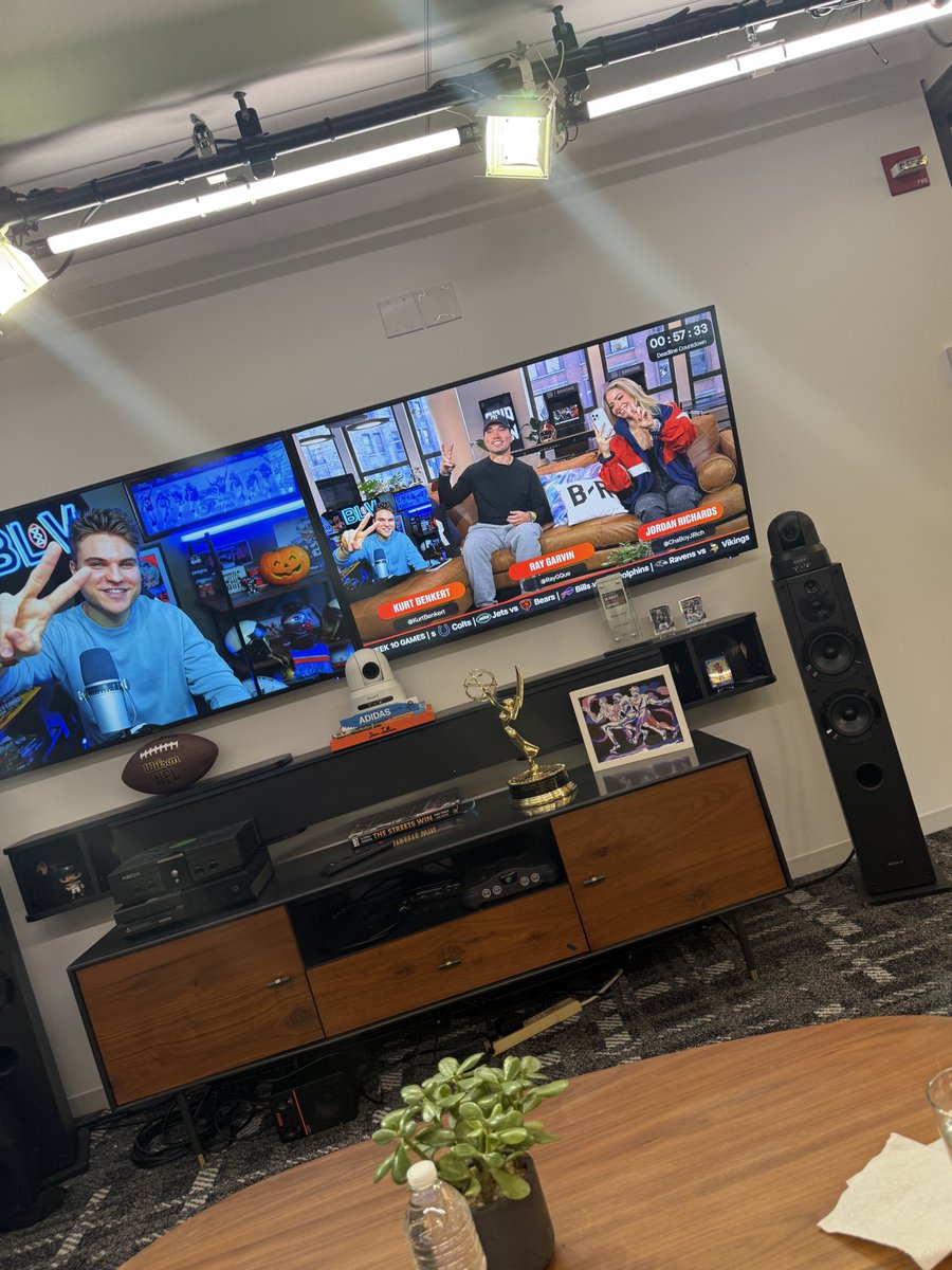 Hayley Lewis 👑 tweet media