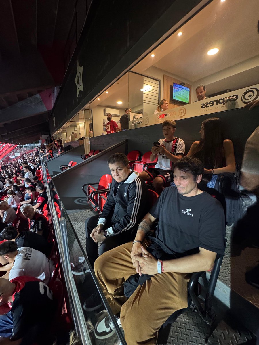 🔙 En el partido ante Unión, Claudio Vivas estuvo presente en el Coloso 🏟️ mirando a #Newells 🔴⚫

*️⃣ Se lo relaciona mucho con la <a href="/Agrup8demarzo/">Agrupación 8 de marzo</a>. Partido que presentó un proyecto que lo tiene como Director Deportivo.