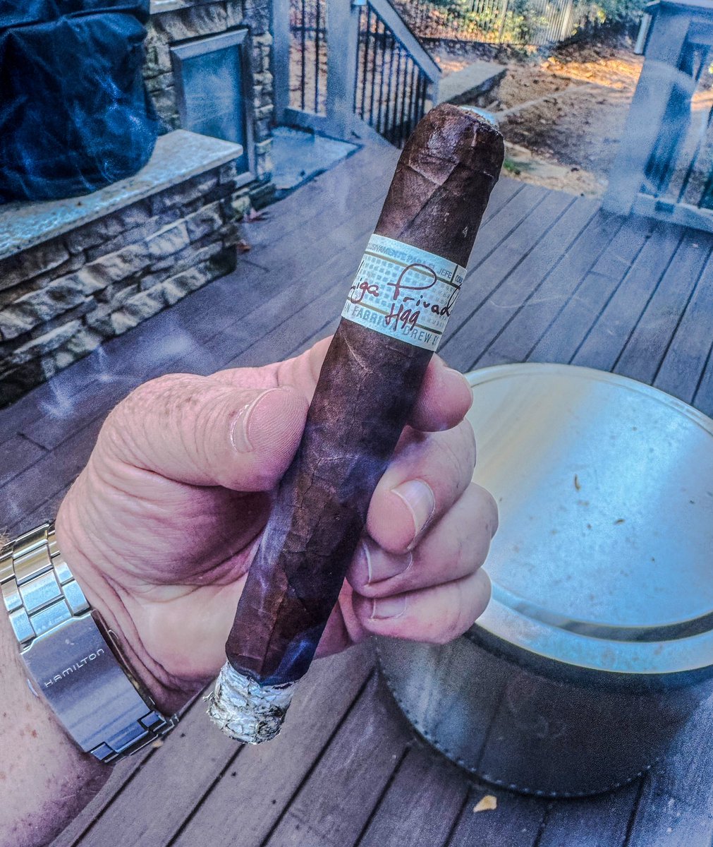 stogiedad's tweet photo. Wrapped up my afternoon with a delicious @drewestatecigar #LigaPrivada #H99.  Corojo variant on a Liga.  Yes please!  #nowsmoking #CigarLife #CigarsOnX #BOTL https://t.co/OiqRQtnj1y