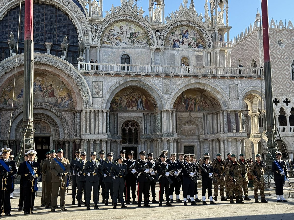 El Portal del majestuós Sant Alipi a la façana de la Basílica de Sant Marcos a Venècia on van tenir lloc les celebracions del Dia de la Unitat Nacional italiana en el moment hissar la banera. 🇮🇹  Via: <a href="/comunevenezia/">Comune di Venezia</a> #PiazzaSanMarco