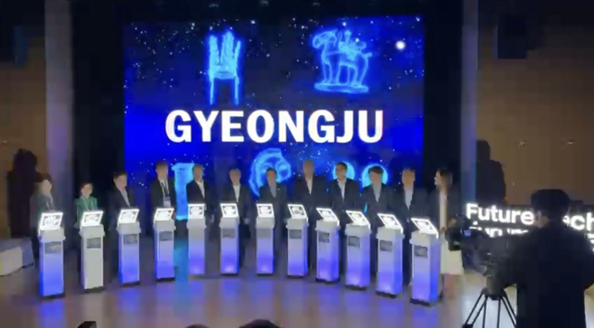 VanessaMatthij's tweet photo. APEC CEO Summit 2025 - proud to sign the Gyeongju declaration along with key retailers and government officials to collaborate to advance digital commerce and trade https://t.co/u6Q0aOh8fY