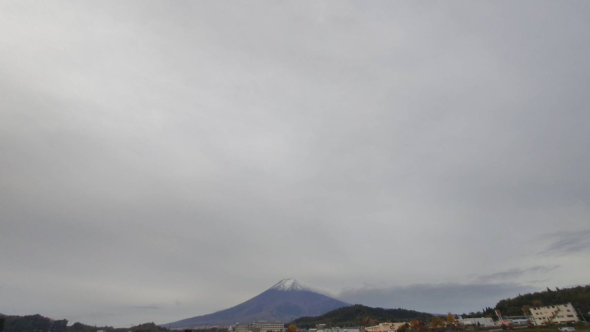 11月5日朝、Xで富士山曇り空朝景が話題 初冠雪の白さが視界良好に際立つ