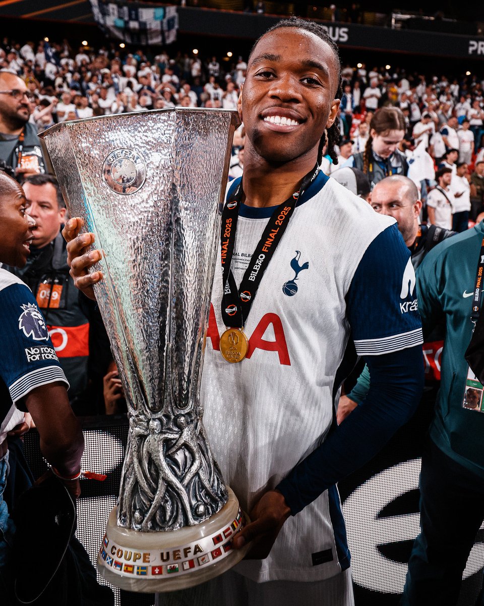 🚨| BREAKING NEWS 

Tottenham have now confirmed that Destiny Udogie was Premier League footballer threatened with a gun in North London by a sports agent.

#thfc