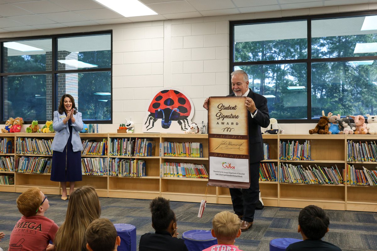 georgiadeptofed's tweet image. Supt. Woods recognized Len Lastinger Elementary in Tift County Schools as a John Hancock Award honoree — celebrating the school&apos;s strong commitment to teaching and preserving cursive writing in Georgia classrooms.

#JohnHancockAward #GaDOE #CursiveWriting #ExcellenceInEducation