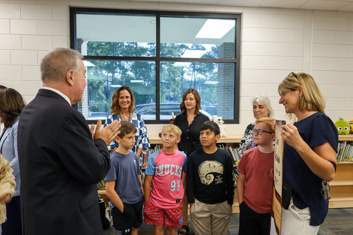 georgiadeptofed's tweet image. Supt. Woods recognized Len Lastinger Elementary in Tift County Schools as a John Hancock Award honoree — celebrating the school&apos;s strong commitment to teaching and preserving cursive writing in Georgia classrooms.

#JohnHancockAward #GaDOE #CursiveWriting #ExcellenceInEducation