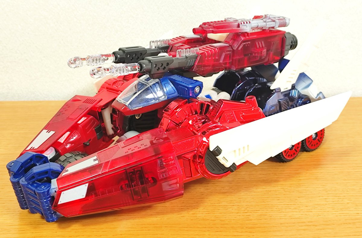 収納ケースにしまい込んでいたプライマルプライムを出してきたよ
これは確かグラウンドアサルトモード
この形態が1番まとまってて格好良いかも……