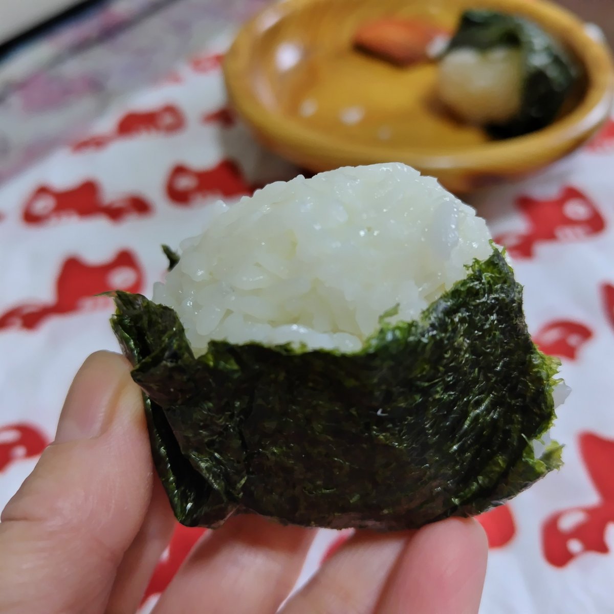 #OnigiriAction

藻塩でおにぎり梅干し入り
海苔巻いて、はいどうぞ😘