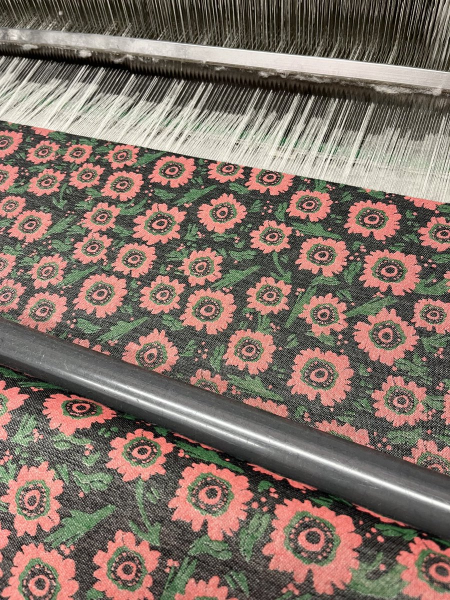 糸を重ねながら、
夜の中でもきちんと咲くような色を探しました。

派手な色使ってますが、落ち着いた存在感。

見るほどに深く惹かれる、そんな生地です。

― 夜に咲く花 ―