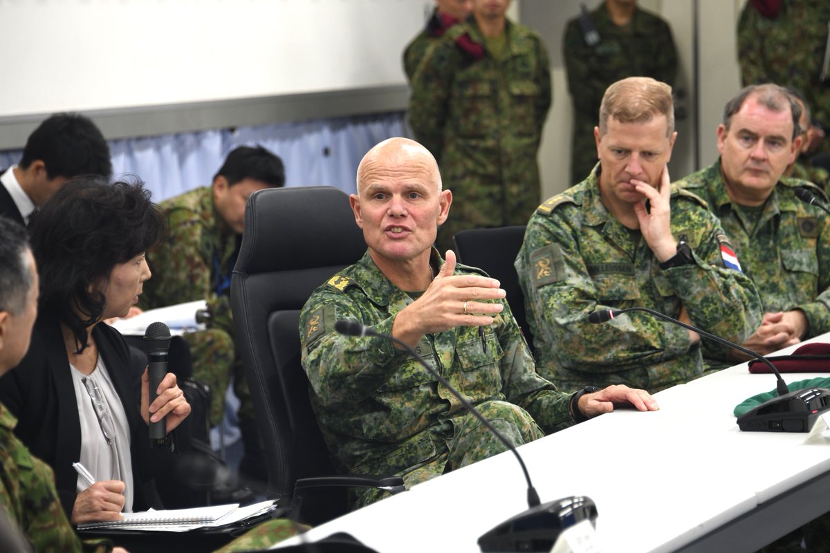 【蘭陸軍司令官の部隊訪問対応】
#第１空挺団 は、#オランダ 陸軍司令官の部隊訪問を受けました。
概況説明、訓練展示等を行い、日蘭両国間の防衛協力・交流の更なる推進に寄与しました。
#第１空挺団 #1stAirBorne