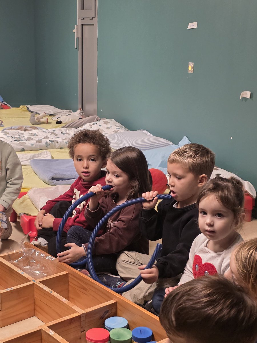 (1/3) TARN
Échanges avec l’équipe pédagogique sur les beaux projets artistiques et culturels mis en œuvre à l’école "Pierre Galaup" de Grazac #Tarn et immersion dans l’univers du « Petit chasseur de bruit » avec les élèves de maternelle, mêlant langage oral et univers sonore 📚🎶