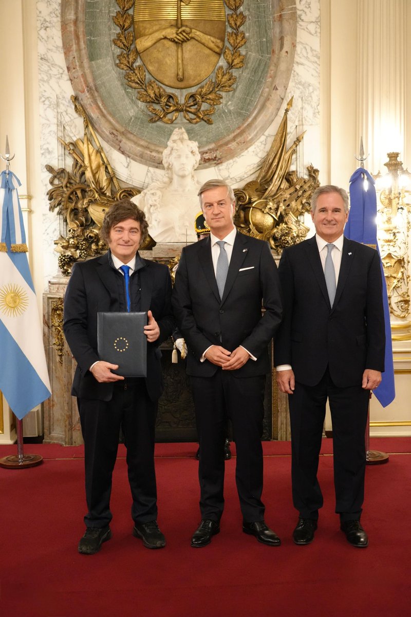Tuve el honor de presentar mis cartas credenciales al Presidente 🇦🇷 <a href="/JMilei/">Javier Milei</a>. Representar a la Unión Europea 🇪🇺 en Argentina es un privilegio que asumo con entusiasmo y compromiso. Ya mucho nos une. Estoy seguro que en los próximos años seguiremos fortaleciendo nuestra relación.