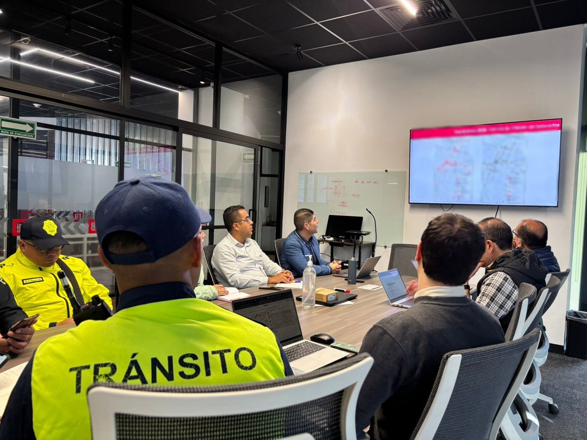 Para favorecer la movilidad y seguridad vial, trabajamos con #Tránsito en estrategias coordinadas que respondan a la configuración vial del último bimestre del año para mejorar los tiempos de traslado de nuestra población usuaria. 🚌🚨
