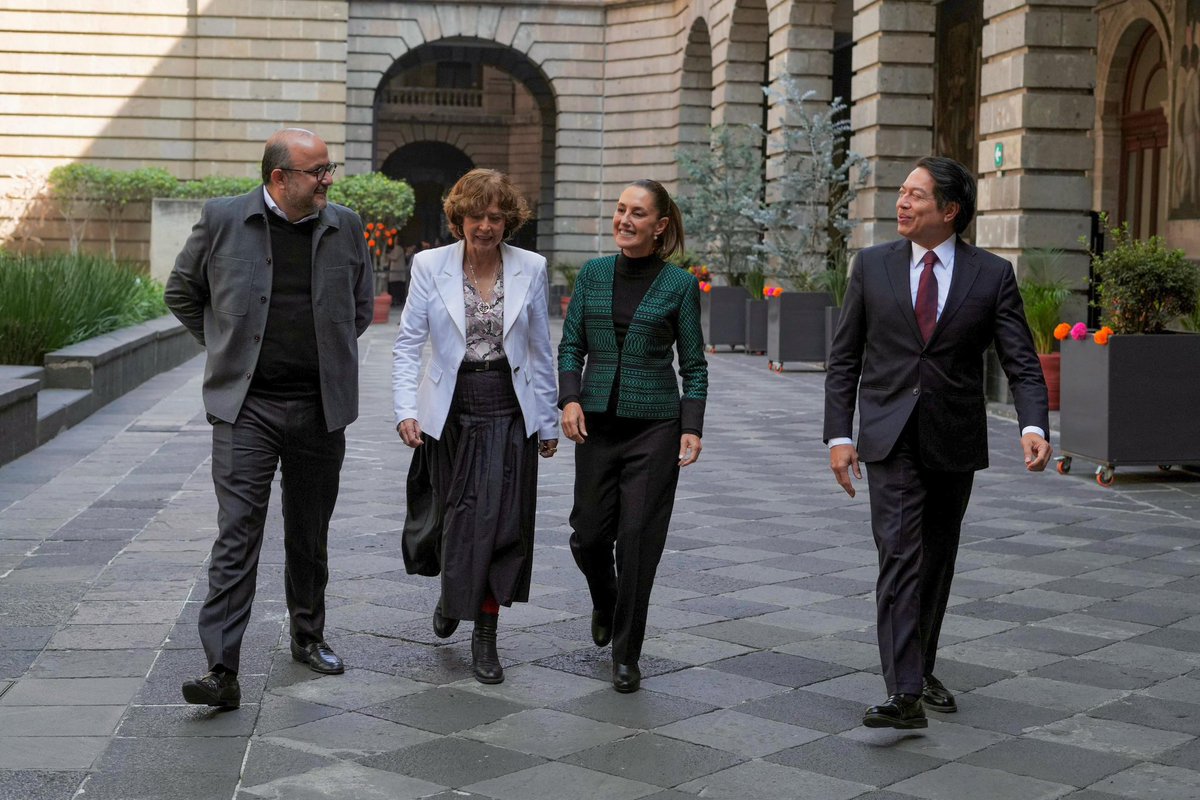 Hoy vivimos un momento inédito para la Educación Superior en México. 🇲🇽

Acompañados por la Presidenta <a href="/Claudiashein/">Claudia Sheinbaum Pardo</a> y el Secretario de Educación <a href="/mario_delgado/">Mario Delgado</a> , presentamos #SaberesMX, la primera plataforma pública nacional de microcredenciales para la vida y el trabajo,
