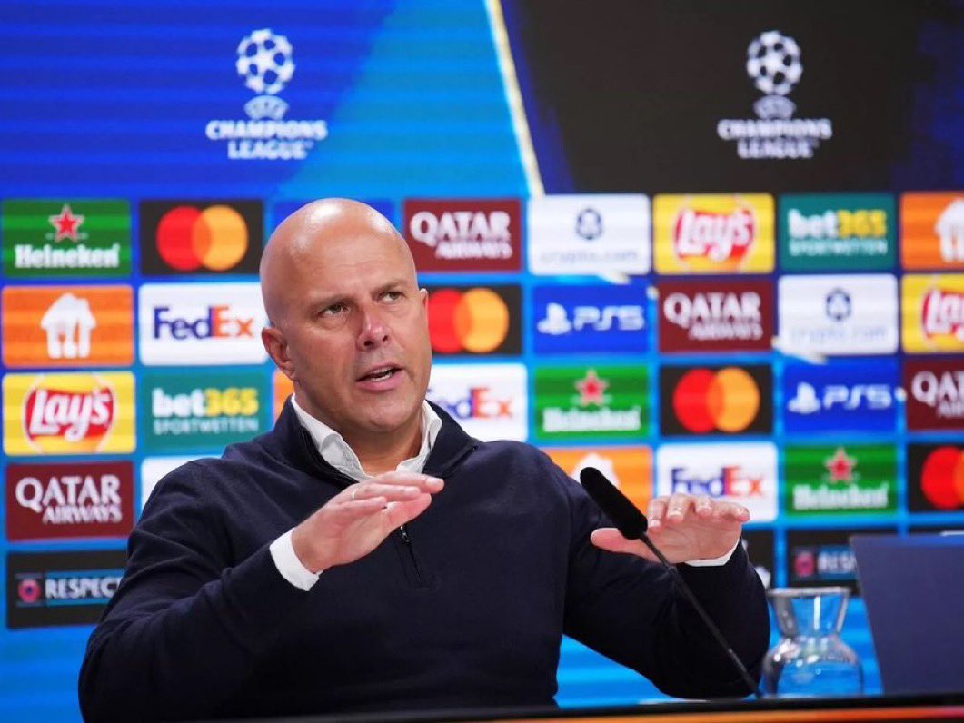 آرني سلوت 🎙️

"قلت للاعبين إن الشيء الوحيد الذي لا أريده هو وجود دفاع وسط، لأن هذين المهاجمين [فينيسيوس ومبابي] يتميزان بانطلاقات عميقة وتوقيت مذهل وسرعة مذهلة، لذلك إما أن نضغط عليهما بقوة أو نركز على الدفاع المنخفض. لذا لا نمنحهما أي مساحة، وفي اللحظات القليلة التي نمنحهما فيها