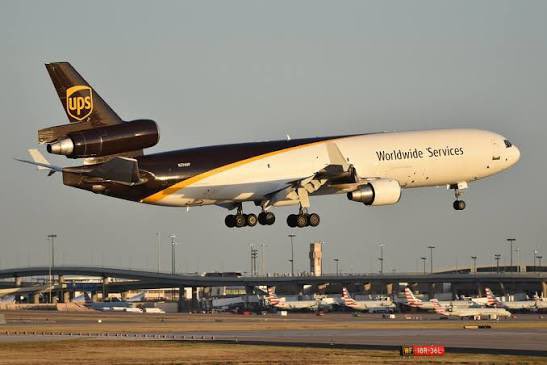 Aerode_r's tweet image. Huge fire near Muhammad Ali International Airport in Louisville, Kentucky following the crash of McDonnell Douglas MD-11 cargo aircraft operated by UPS