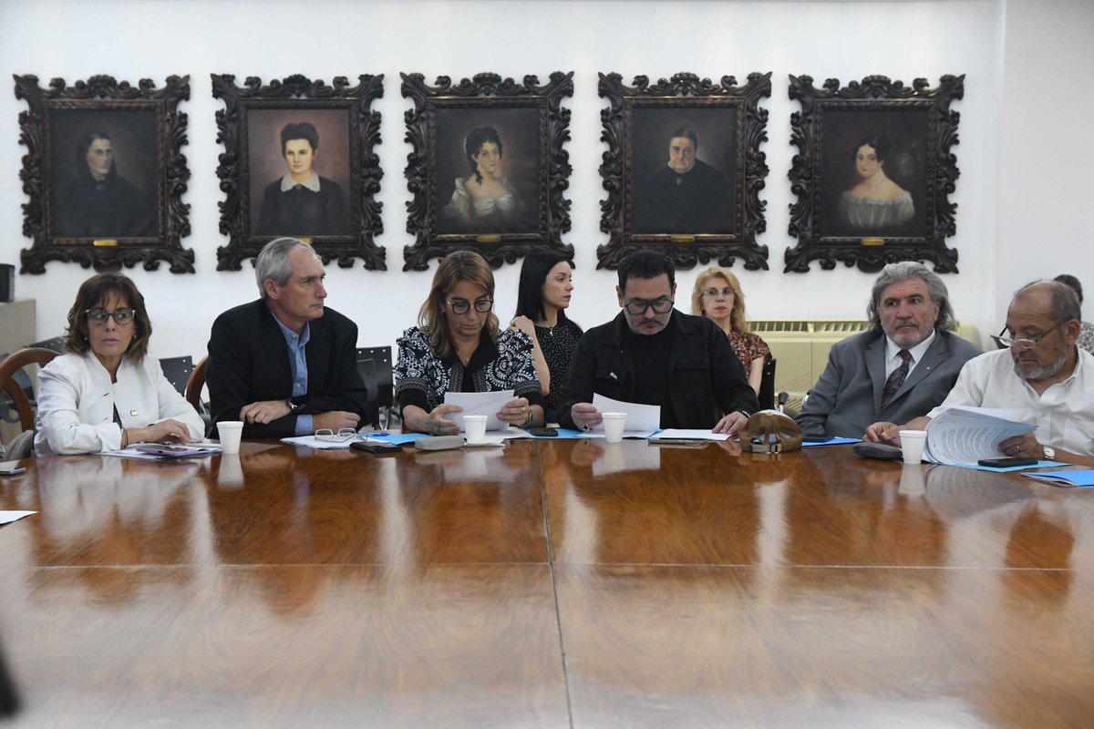 El Consejo General de Educación aprobó por UNANIMIDAD el documento base para la transformación de la Secundaria.

En #Mendoza hay un pacto social por la educación con un compromiso claro: queremos una secundaria que abandone la memorización. La transformación es profunda: vamos