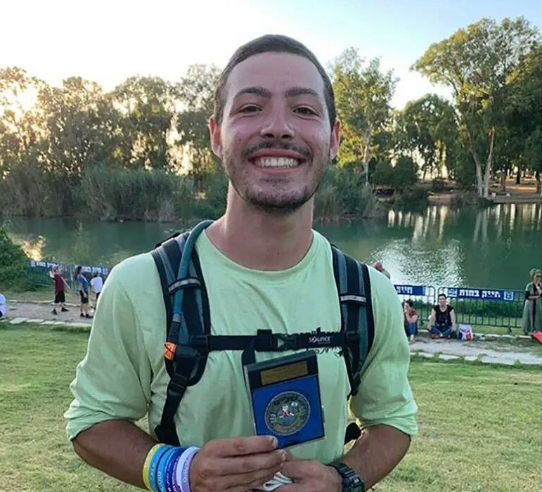 Le corps de l’otage Itay Chen, rapatrié en début de soirée en Israël, a été formellement identifié.

Pensée très forte à sa famille qui va pouvoir l’enterrer dignement en Israël.

Désormais, il reste encore 7 corps d’otages à Gaza.

Que sa mémoire soit une bénédiction. 🕯️