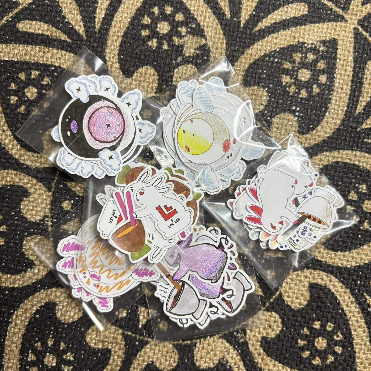 stxrhhaoxin's tweet photo. My freebies for leowon cse 💜

1.1 only 
1 pc and 1 sticker 🥀

Sorry dahil kaunti lang napagawa ko :(( 

i have jiahao din, di pwede mawala yung darling ko heheh 

See u guys ^^

#FromLEOWONWithLove 🌸#AlwaysWithLEOWON #SANGWON #LEO https://t.co/HHZhEJd6sx