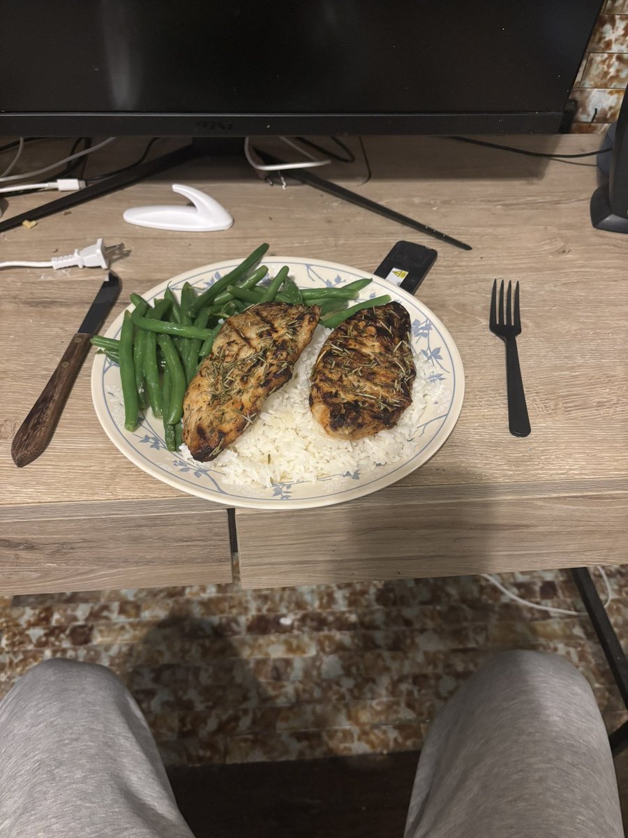 ryderlaxcoach's tweet photo. Green beans, rice, chicken accompanied by a chipotle fork. https://t.co/AExWk3ny4m