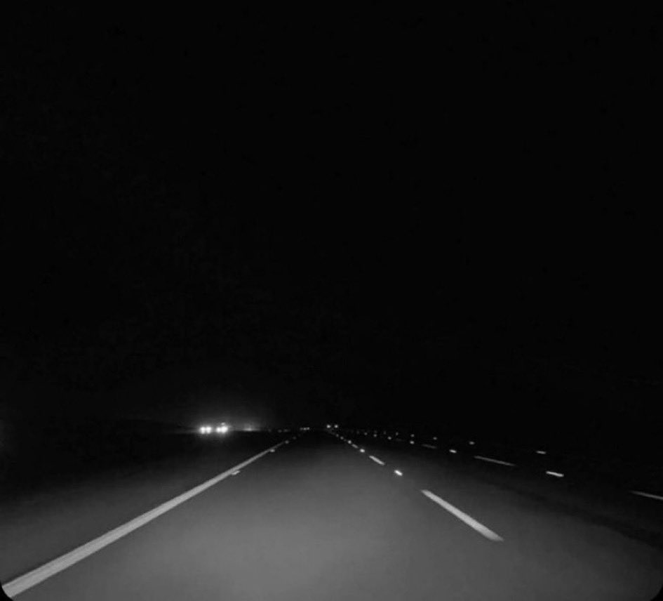 #بوح_آخر_الليل

على ضيقة البارح وهمٍ يهد الحيل
   سرت بي هجوسٍ كدرت خاطر السالي
ليا قلت بنسى جاتني كل ما جا الليل
        وانا بين خلق الله تقول اني لحالي