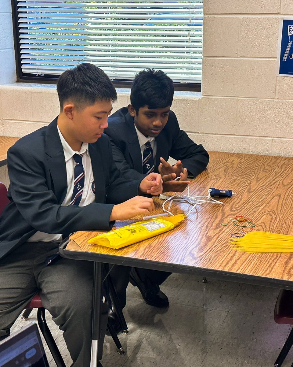 TownCentre's tweet photo. The High School STEM Club is inspiring future innovators through hands-on projects and collaborative learning in science, technology, engineering, and math. 🌟 Building, experimenting, and innovating! 💻⚙️
#TownCentrePrivateSchools #PrivateSchoolMarkham #PrivateSchoolToronto https://t.co/q15vusJDt4