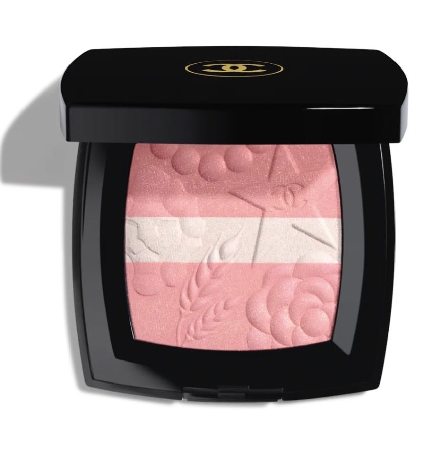 이번 2025 샤넬 홀리데이 삼!
레 네프 옹브르 848 더 뉴 싱귤러
레 사인 드 샤넬 997 로즈 뤼미에르
블러셔는 여리여리한 핑크 느낌. 
섀도우는 그린색과 음영이 조화롭게 있이서 선택!