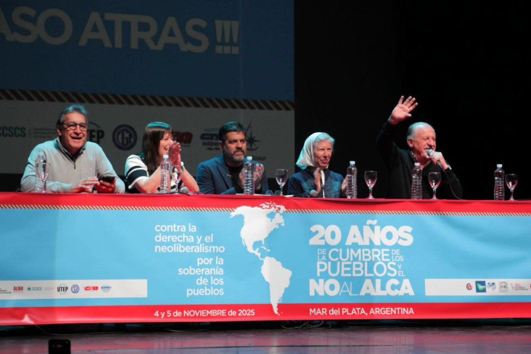ForodeSaoPaulo's tweet image. 🌎Hoy comenzó la Cumbre de los Pueblos, a 20 años del NO al ALCA, en Mar del Plata, Buenos Aires, Argentina. Más de mil compañeras y compañeros militantes de organizaciones sociales, populares y sindicales del mundo.

¡ACÁ NO SE RINDE NADIE!

#CumbreDeLosPueblos2025