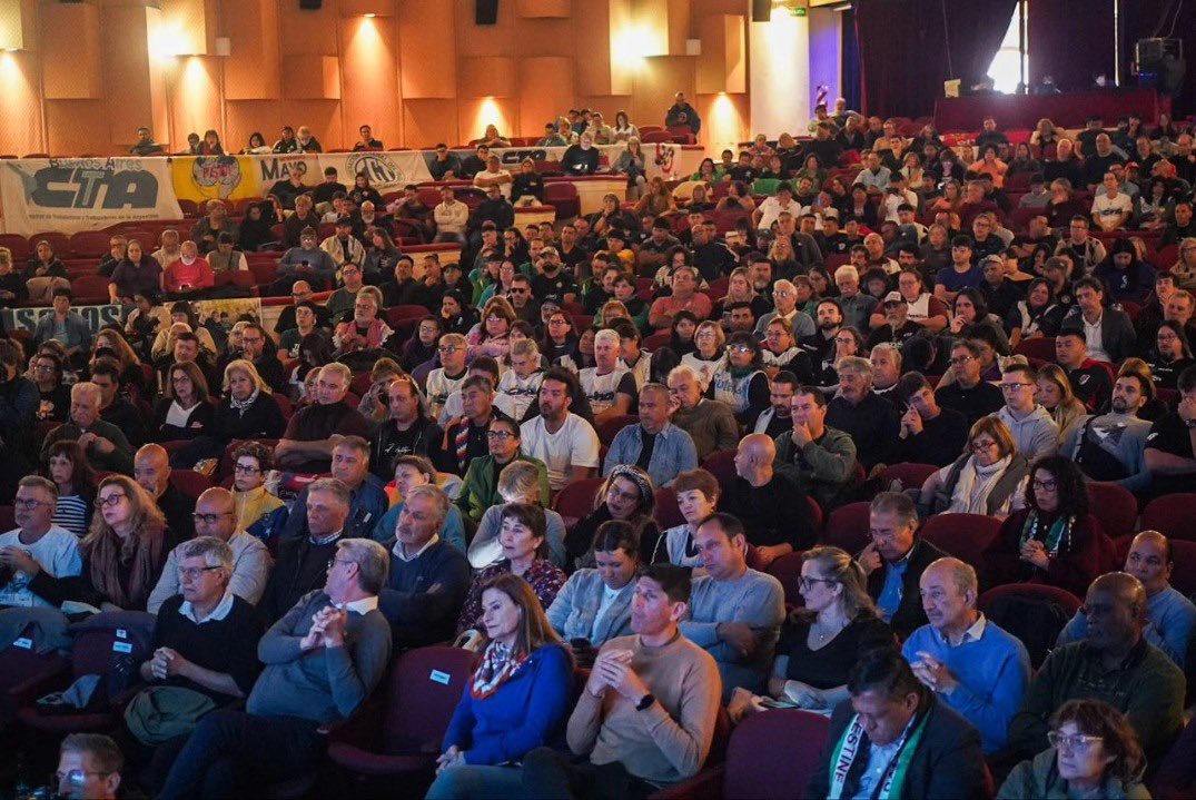 ForodeSaoPaulo's tweet image. 🌎Hoy comenzó la Cumbre de los Pueblos, a 20 años del NO al ALCA, en Mar del Plata, Buenos Aires, Argentina. Más de mil compañeras y compañeros militantes de organizaciones sociales, populares y sindicales del mundo.

¡ACÁ NO SE RINDE NADIE!

#CumbreDeLosPueblos2025