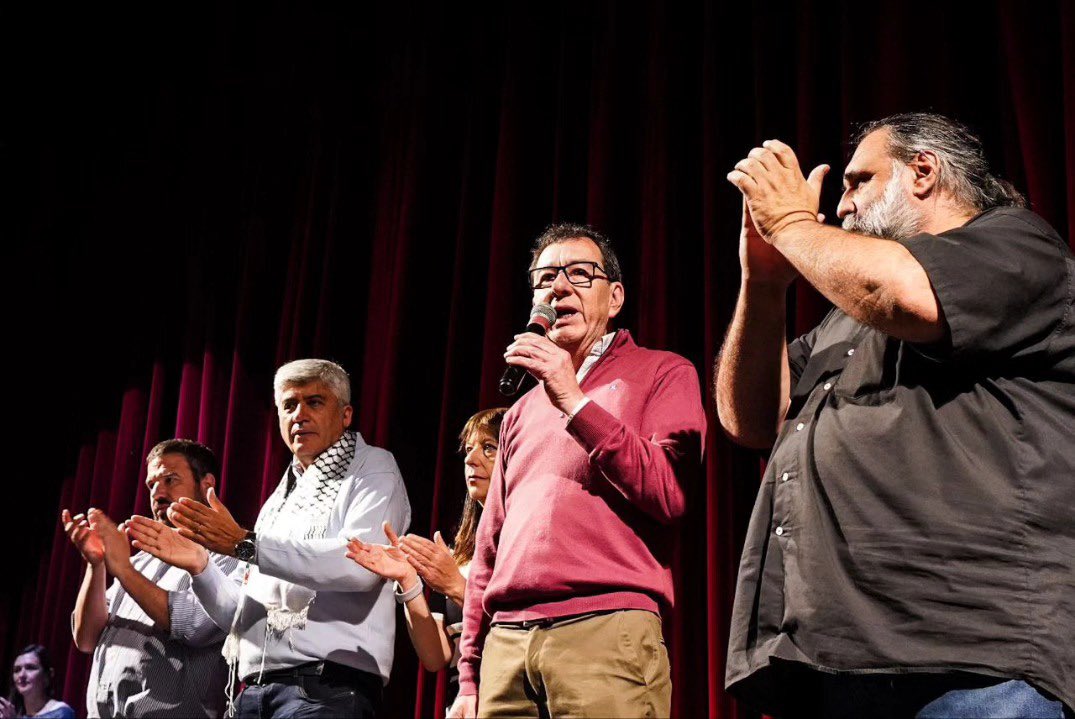 ForodeSaoPaulo's tweet image. 🌎Hoy comenzó la Cumbre de los Pueblos, a 20 años del NO al ALCA, en Mar del Plata, Buenos Aires, Argentina. Más de mil compañeras y compañeros militantes de organizaciones sociales, populares y sindicales del mundo.

¡ACÁ NO SE RINDE NADIE!

#CumbreDeLosPueblos2025