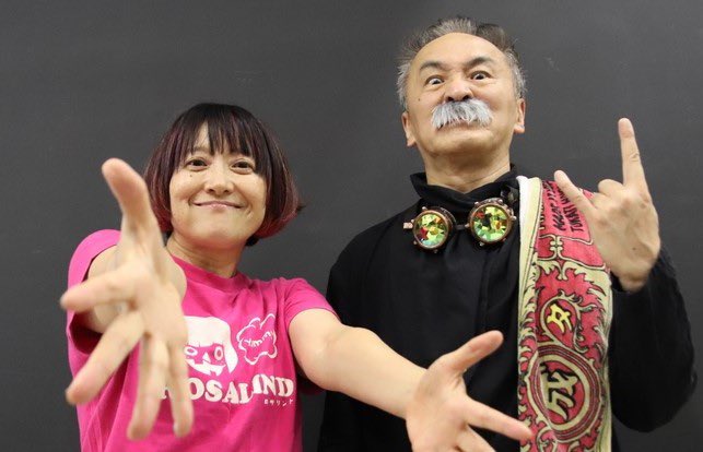plusnil_offical's tweet photo. 2025/11/18蛇鶴弍拳2 at 新宿WildSideTokyo

【出演バンド】
ROSALIND

Vocalとパフォーマンスのだるま、Guitarとアンサンブル全般の凸ヤマによるお達者倶楽部な大道芸DUO。ツアー全都道府県到達、2023年には通算ライブ千本達成。プログレ風味なニッチPopをDoomyにお届けします https://t.co/wnJXiBl2SP