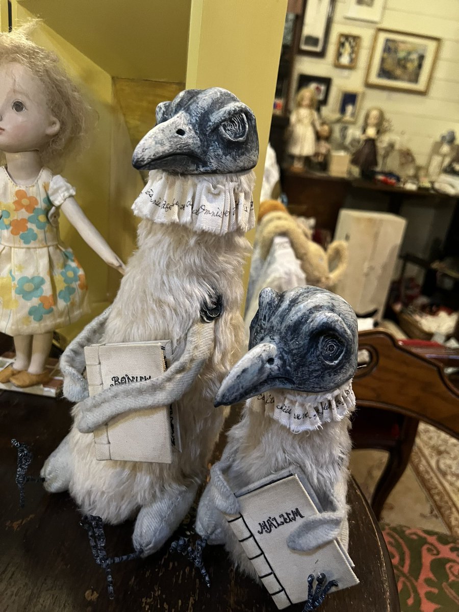 今日も13:00からお待ちしています。
祈りの間では純子さんの個展「Baroque」を、広い店内では創作人形や絵画、ぬいぐるみなどをお楽しみくださいませ♪
神奈川県横浜市青葉区つつじが丘36-7 経隆ビル4F
田園都市線青葉台から徒歩10分。
s.ameblo.jp/kolmekissaa
#コルメキッサ
#銅版画
#創作人形