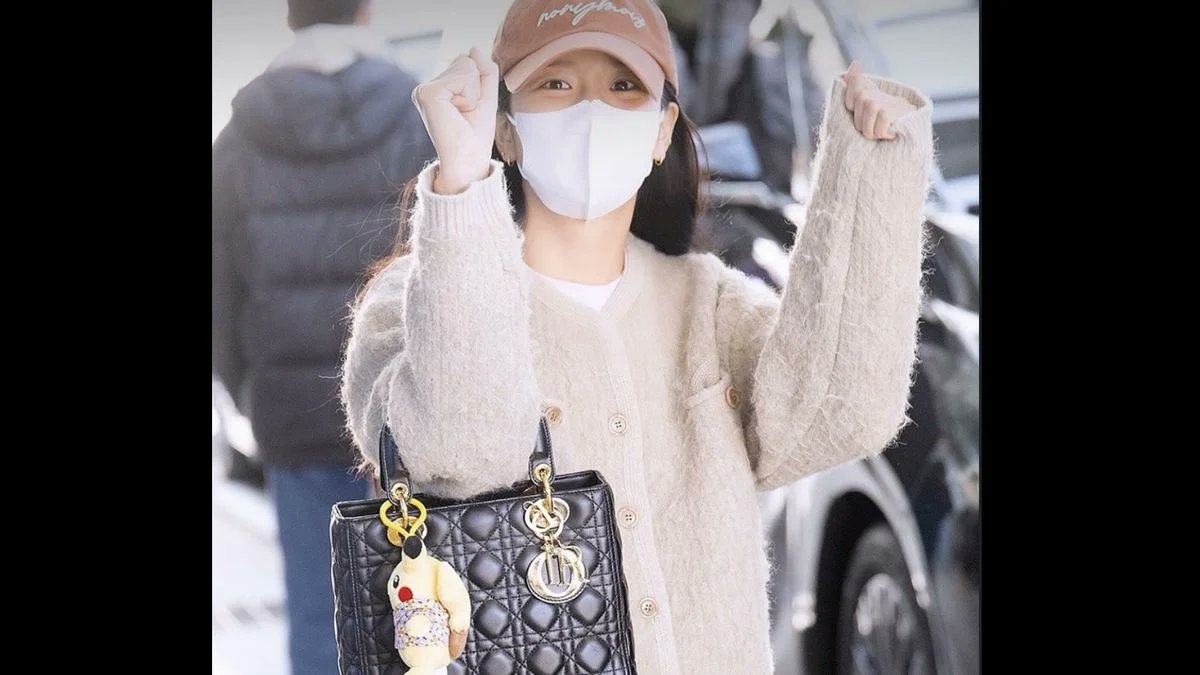 ReactiveTech's tweet image. Jisoo proves once again she’s the Queen of details 👑✨
A Pikachu batik charm on her Lady Dior bag stole everyone’s hearts in Jakarta — blending luxury, culture &amp;amp; cuteness perfectly 🇮🇩💛
🔗 blackpink-fansite.com/blog/jisoo-pik…
#JISOO #BLACKPINK #Dior #Jakarta #KpopFashion #BLINK