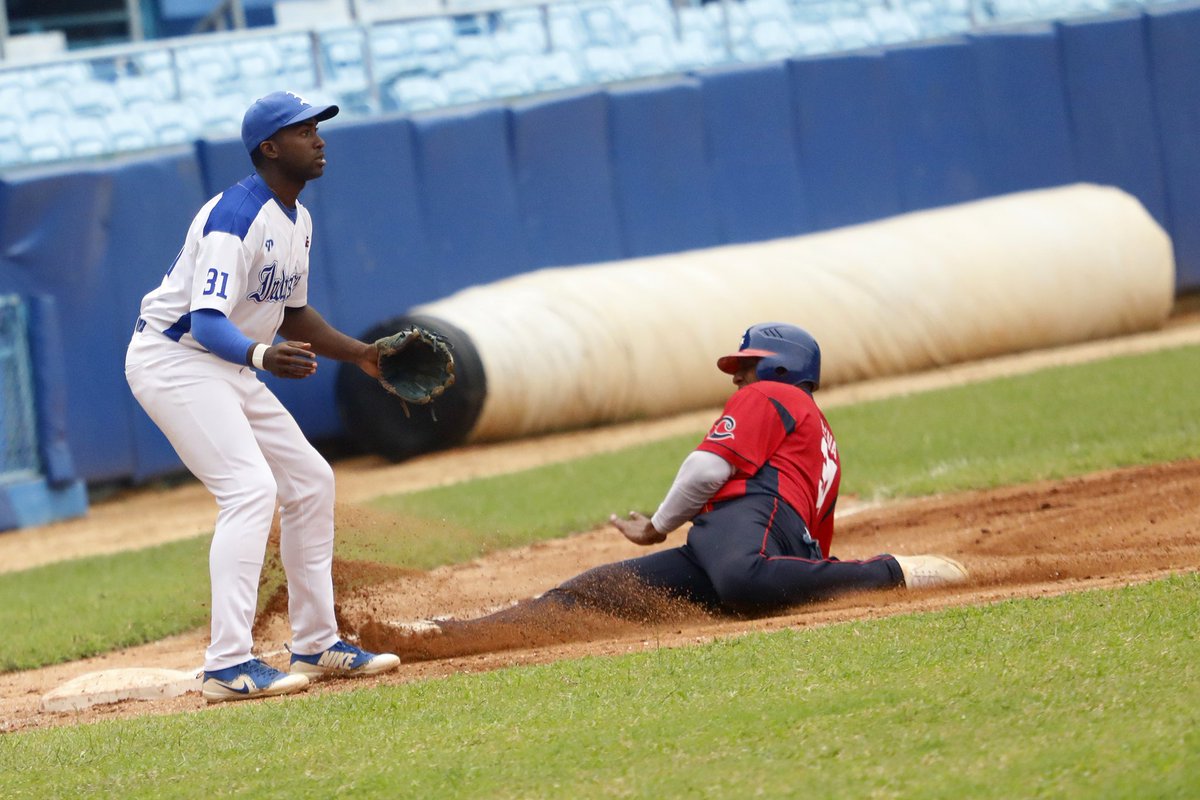jit_digital's tweet image. Postales de la victoria de los Leones de Industriales sobre los Toros de Camagüey 3 x 1 en el estadio Latinoamericano, en la 64 Serie Nacional de #Beisbol 

#64SNB #Cuba #DeporteCubano