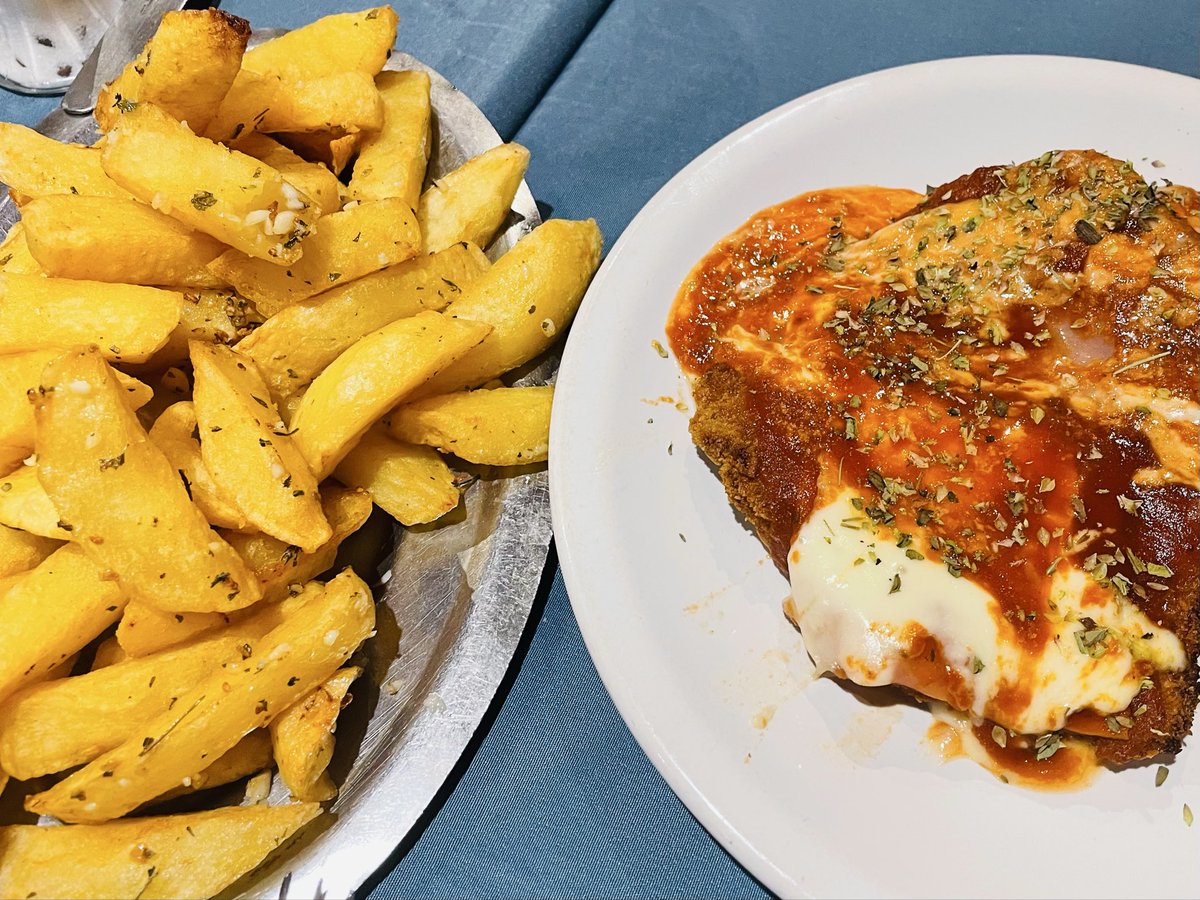 Recoleta: 
~ Abrió Carne 🍔 en Larrea al 1500
~ Hace unos meses cuando se armó el mapa de Bs As recomendaron un lugar que no lo tenía en la mira. Quiero volver a recomendarlo: Brut Nature. Buenos precios, comida rica, ambiente “vintage”.
