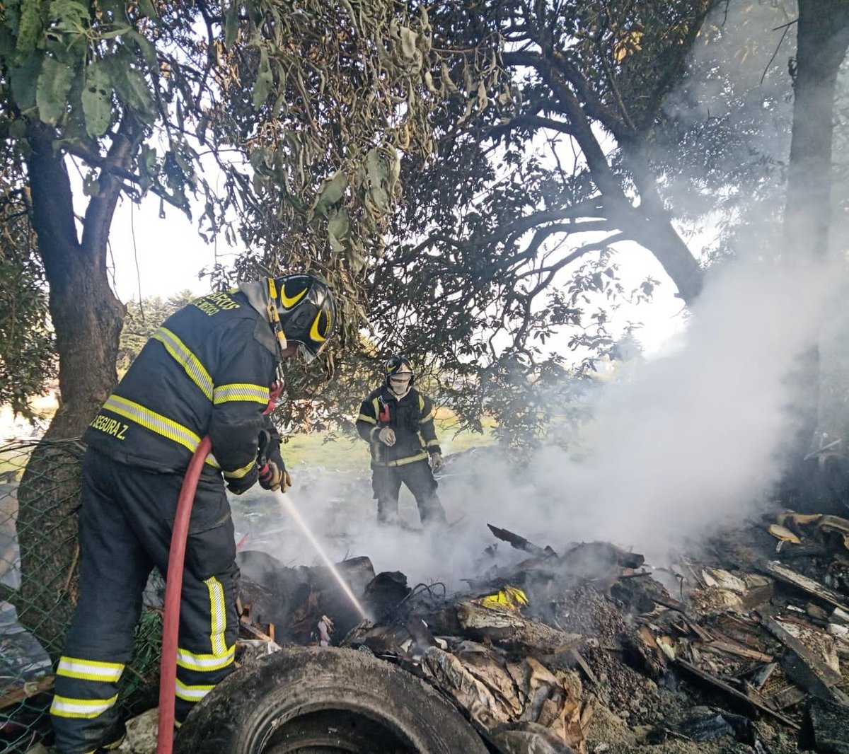 En seguimiento al incendio registrado en Carretera Federal México- Cuernavaca Km 28, colonia San Miguel Topilejo, en <a href="/TlalpanAl/">Alcaldía Tlalpan</a>, informamos que en vía pública se quemó madera, basura y llantas en regular cantidad; procedimos a extinguir el fuego.
#ServicioConcluido