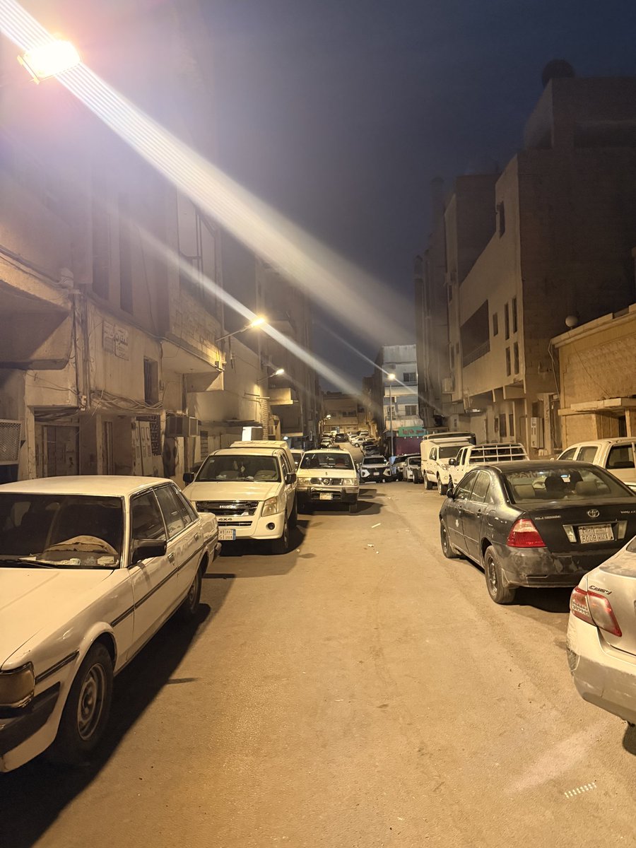 ahmedlee3's tweet photo. @eMoroor  حالات الوقوف الخاطيء بنص الطريق والوقوف المزدوج تجاوزت حدود المعقول وبشكل غير مسبوق.. هذه التجاوزات تحدث يوميا.. وعلى مدار أسبوعين اتصلت بشكل شبه يومي على ٩٩٣ للبلاغ عنها لكن للأسف من غير أي نتيجة أو رادع للمخالفين.. هذه بعض الصور عن هذه التجاوزات ولك ان ترى بنفسك.. https://t.co/zB1pdOEY33