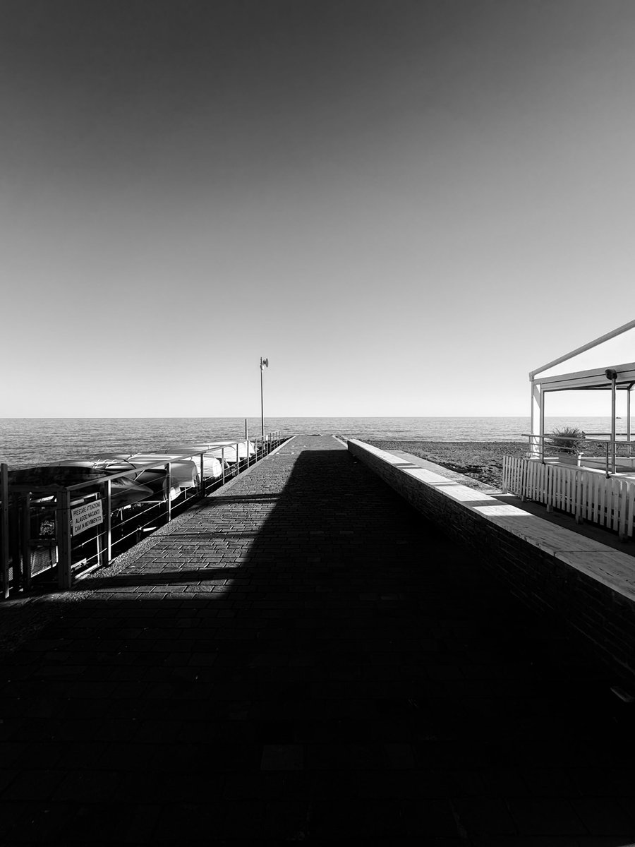 Alonein43672278's tweet image. #photography #blackandwhite #pier #shadow #light