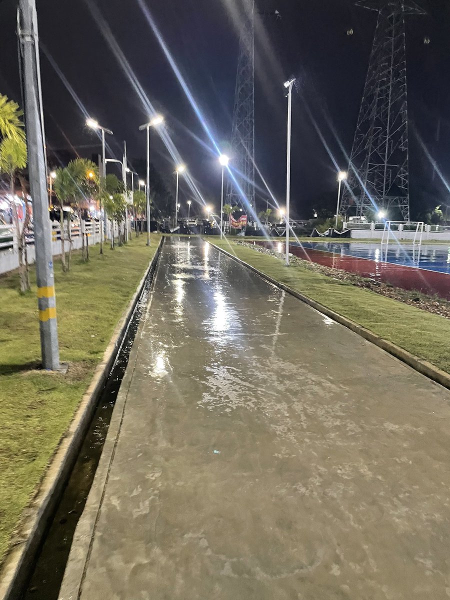 วิ่งตากฝนวันก่อน อีกวันเล่นบอล เช้านี้ไข้ขึ้น 

🥹🤒