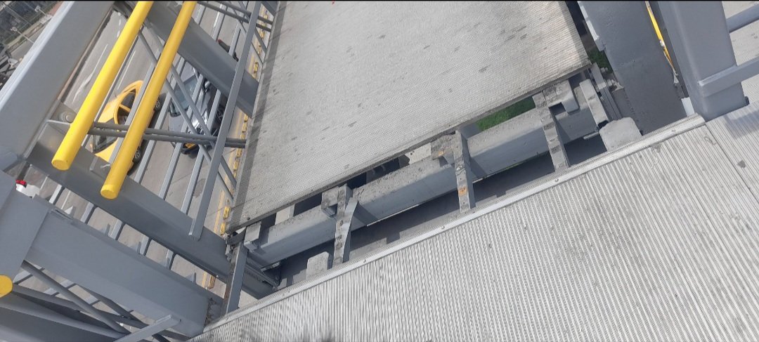 jennkmpos's tweet photo. #TMAhora @TransMilenio @jnietoblanco @TropiBogota nuevamente se roban la estructura del puente peatonal de la estación campin Antonio nariño evitemos un accidente 04/11/25 estamos aburridos con esta situación, transmilenio arregla y vuelven a hurtar las placas del puente https://t.co/LHcwpZd7Em