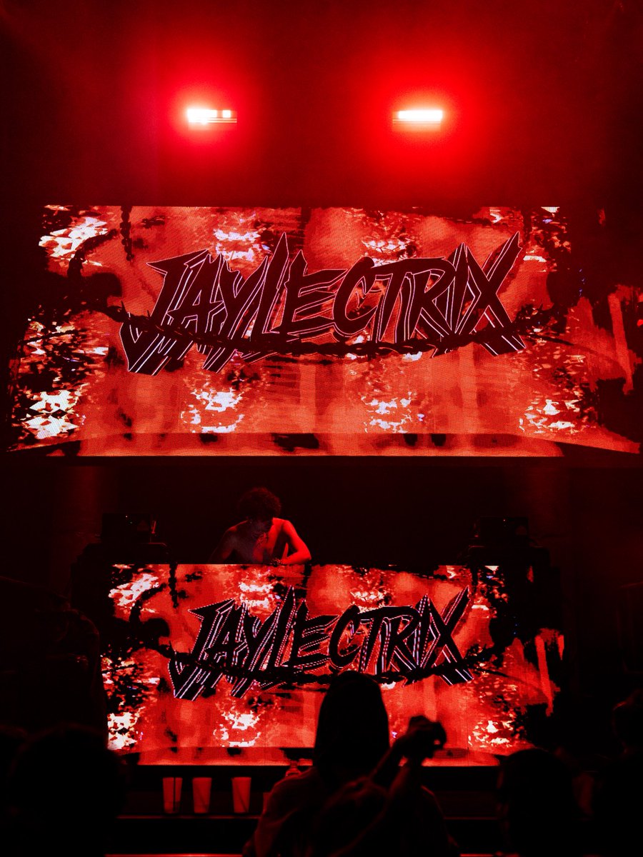 jaylectrixmusic's tweet photo. FORT LAUDERDALE… WOW! THANK YOU. 🥺🖤 

last weekend still does not seem real.. getting to play one of my favorite venues and closing out for one of my favorite artists @holdubz was absolutely bonkers. 🖤🔪 

Thank you all for going absolutely feral in the pits and the rail 🥺❤️ https://t.co/jiucOg6uYK