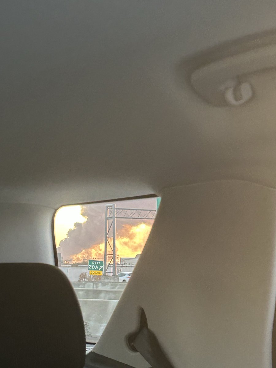 whozjoz's tweet photo. @f0xtopus It really is 😭 I was coming home from work and thought it was a cloud behind me before I realized https://t.co/JDxjVRiAGH