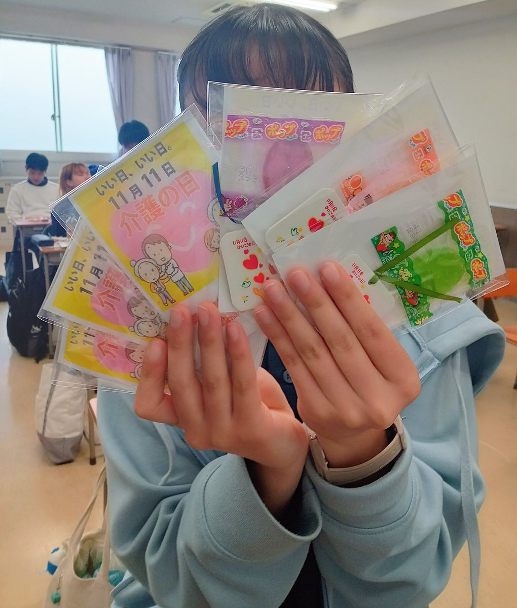 \\11月11日介護の日に向けて//

介護福祉学科では11月11日の介護の日に手作りの品物を配布しています💝

今年はJR高松駅ORNE前で介護啓発チャームとアメのセットを配布予定😉

絵を描いてトースターで固めたかわいいチャームをぜひ受け取ってください！

#介護の日
#介護福祉士
#四国医療福祉専門学校