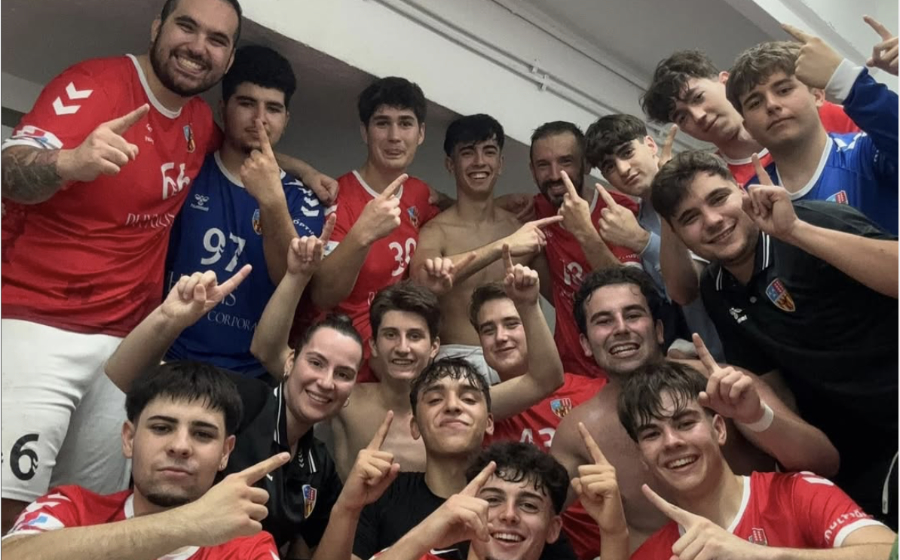CatHandbol's tweet photo. RESUM J6 #2aCatH: El @CHSalleMontcada C guanya el matx més destacat davant Sant Martí @SAdrianenc C i lidera en solitari el grup B, i en el grup A tenim a dalt al @CHMontgri i al @CHCanovelles, els dos únics equips amb el ple de punts de la categoria
➡️ https://t.co/ojiP7c6kl6 https://t.co/YMvWcPSRJA