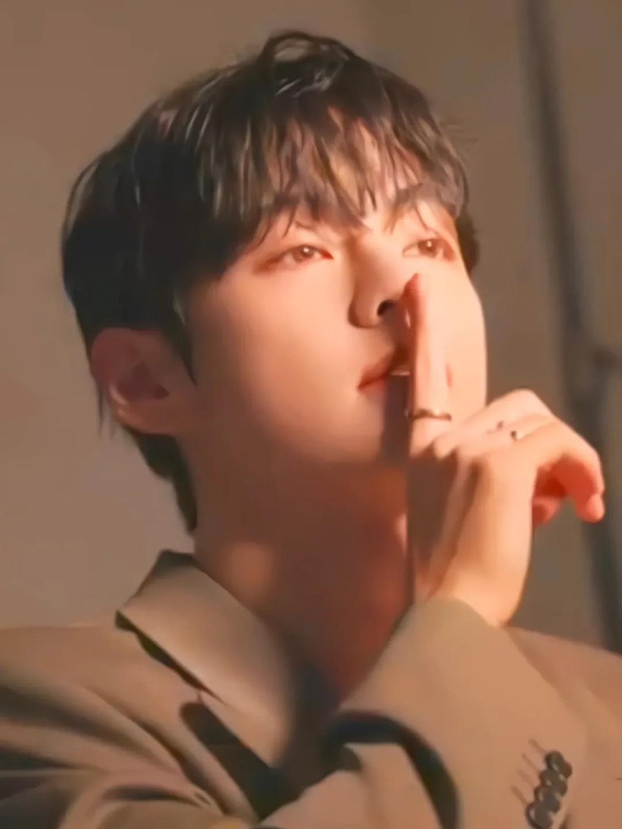lauru63's tweet photo. @jungkovtae 💜👑✌🏼 https://t.co/EKcg7qFu5F
