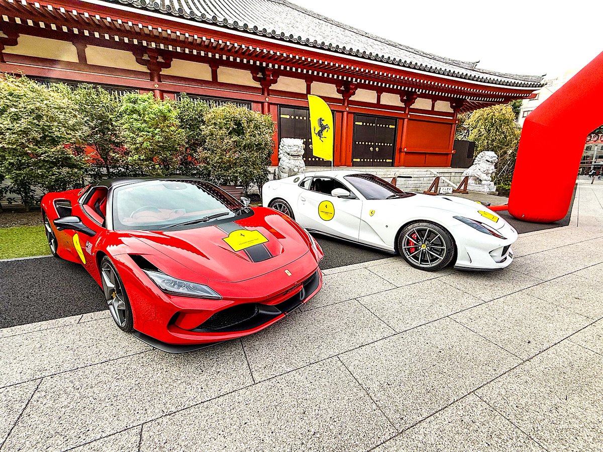 浅草寺に集結した12台ほどのフェラーリ 9:00に出発するそうです
