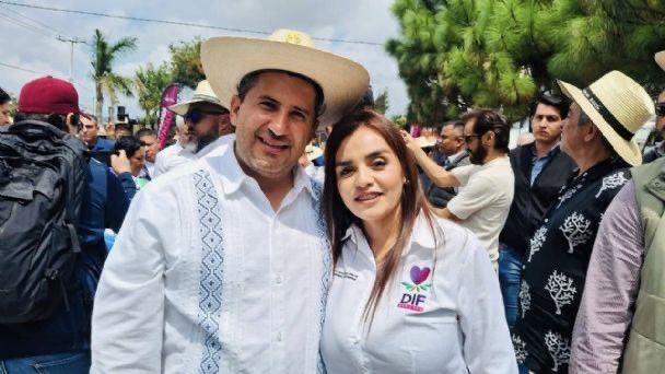 🔴 GRECIA QUIROZ ASUMIRÁ ALCALDÍA DE URUAPAN

Grecia Quiroz, viuda de Carlos Manzo, rendirá protesta como presidenta municipal sustituta.

Antes, se reunió en la Ciudad de México con la presidenta Claudia Sheinbaum para abordar temas de seguridad y la continuidad del gobierno