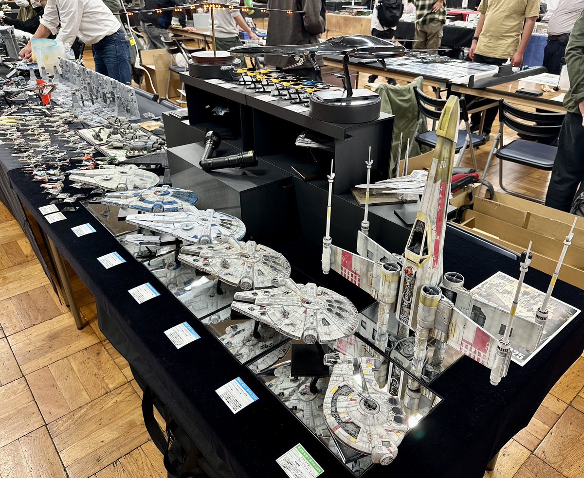 #モデラーズダンジョン
いつもの2卓で申し込んだけど奥行きが45でなく90cmで以前の倍あるので埋めるべく200L+100Lのバッグで全力持ち込み、お昼近くになんとか陳列完了！
直近の新作はちっさいのやデアゴ改造中心だったので今回は群で見ていただく作戦！
入口正面もあり多くの方にご覧いただけました！