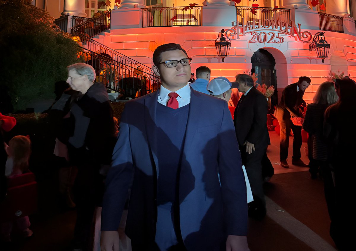 DanielHarambe's tweet image. BREAKING 🚨:  After #topsecret meeting with @realDonaldTrump at the White House on #Halloween &amp;amp; quietly launching a #writein bid for #mayor of #NYCity,   tonight the #HarambeNewNetwork is projecting @georgesantos the winner of the #NYmayor's race in a SHOCKING upset over #Zohran.