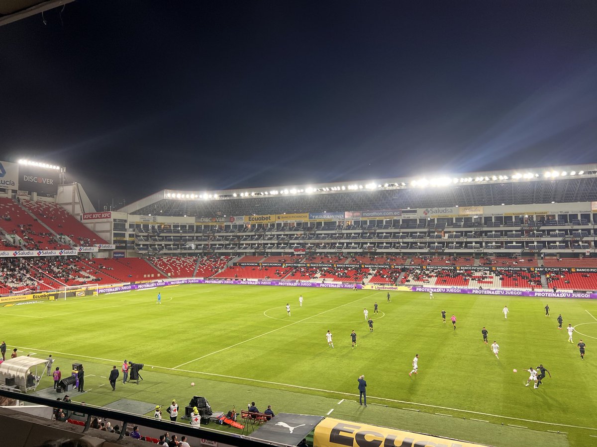 Y bueno muchachos, el fútbol se cura con fútbol, aquí estamos como siempre, los que me conocen saben, en las buenas, en las malas, sin importar el torneo, rival y el horario, acompañando al equipo, Liga debe asegurar la clasificación directa a Copa Libertadores el próximo año.