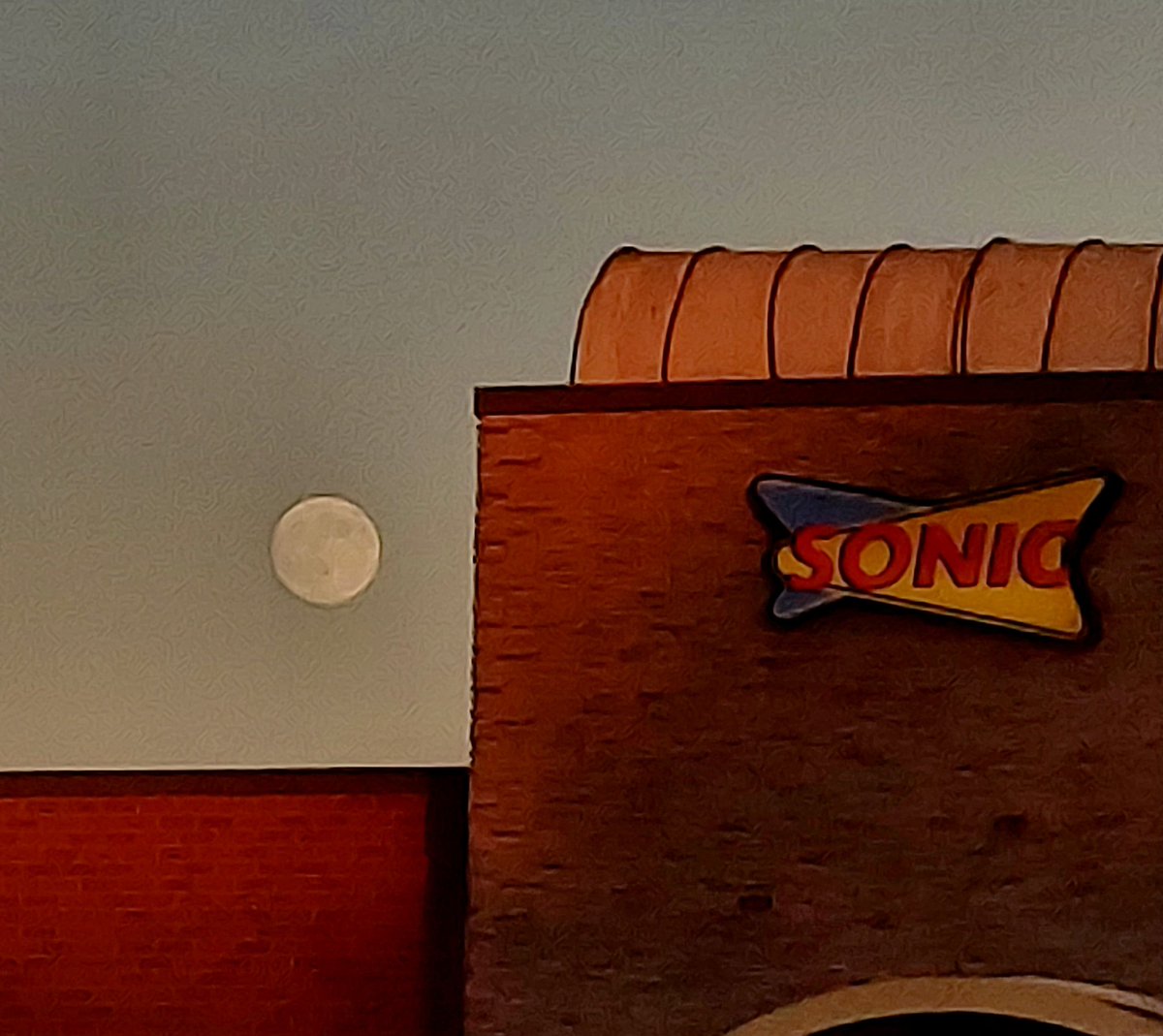 SilverSpringJoe's tweet image. There will be many majestic photos of the #Supermoon on this site tonight and tomorrow, but I'm pretty sure I'm the only one who got this lovely vantage point!
#FrederickMD @sonicdrivein @capitalweather @JustinWeather